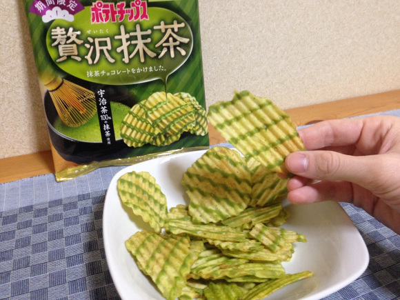 Green tea chocolate-covered potato chips arrive in Japan! 1