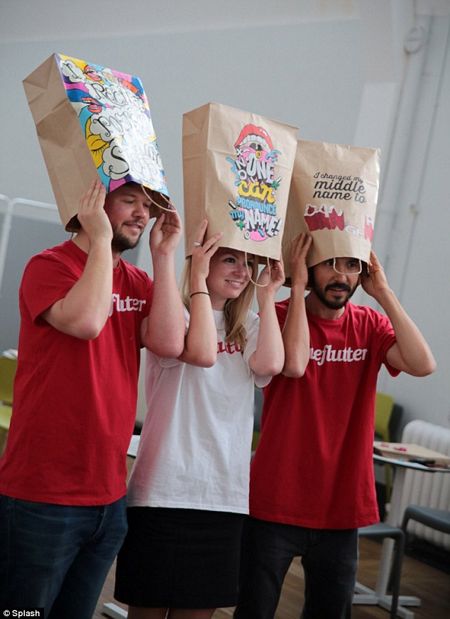 不怕「外貌协会」,纸袋套头的speed-dating!