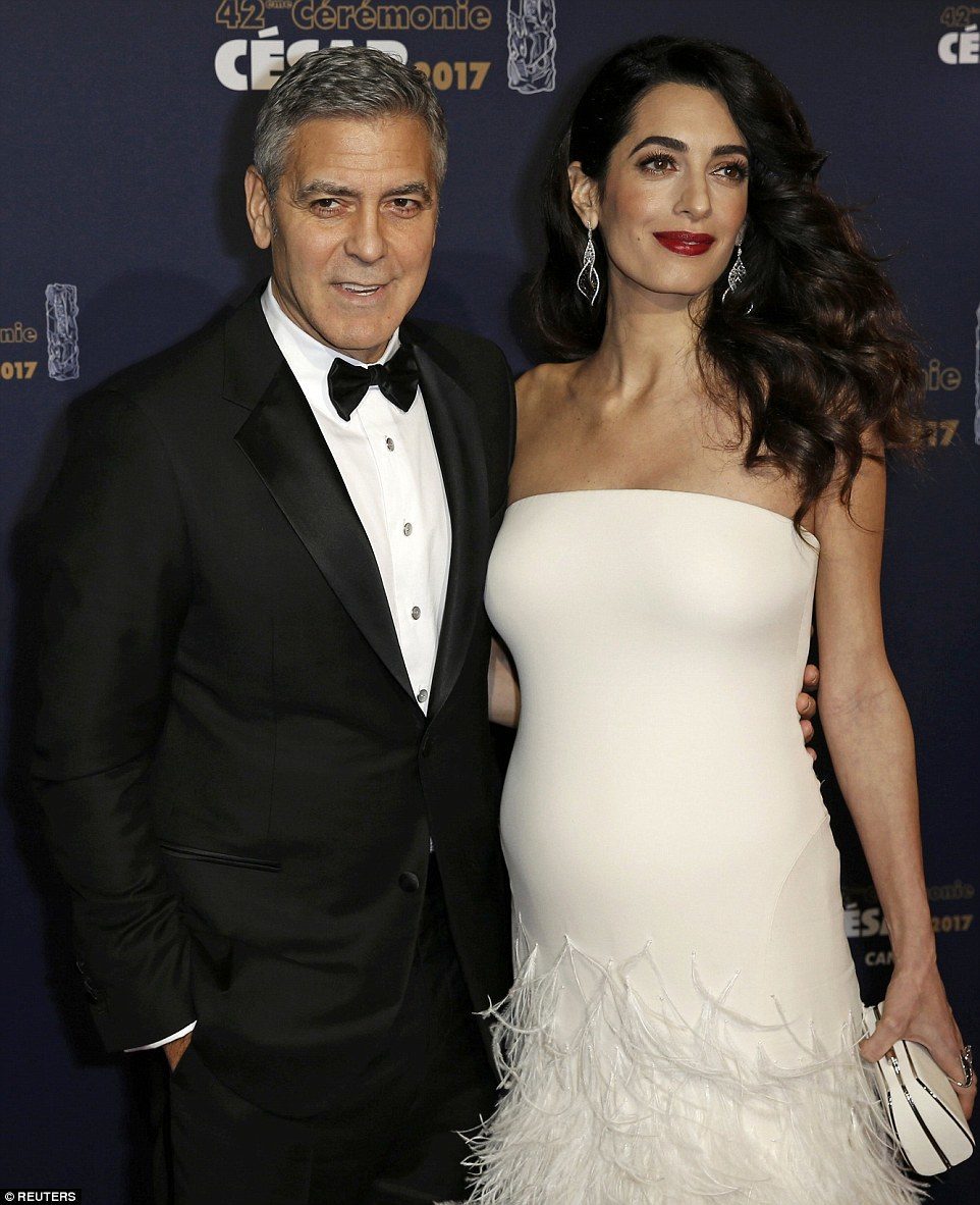 怀孕后的 amal clooney 迷人依旧:陪同老公出席典礼,george clooney