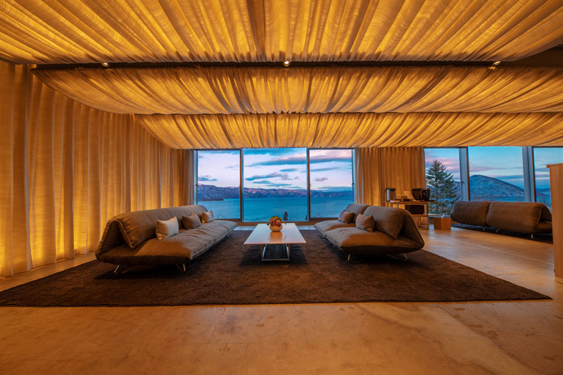 隈研吾在北海道胜地洞爷湖畔,打造了一家与美景无缝相连的日式酒店